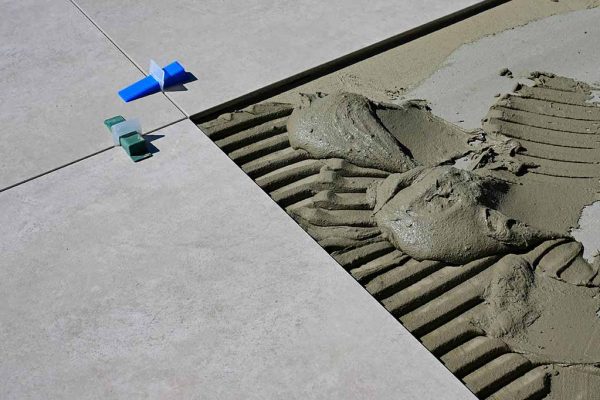 Plaatsing van tegels en chapewerk